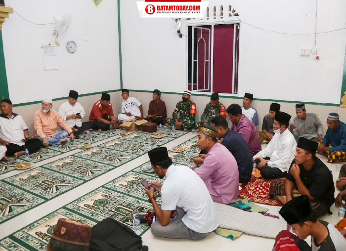 Para warga saat menunggu waktu berbuka puasa